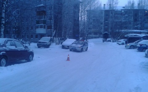 В Сыктывкаре автомобиль сбил подростка во дворе дома
