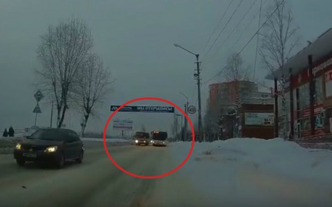 Сыктывкарец снял на видео, как на него по «встречке» несется НефАЗ (видео)