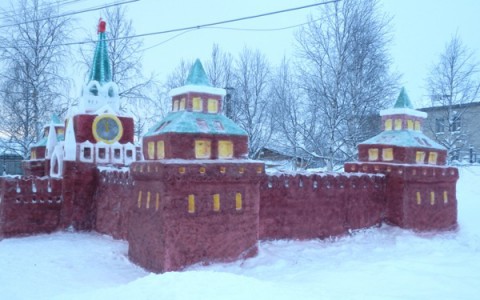 В Коми осужденные сделали из снега Кремль, мамонта и дальневосточного тигра (фото)