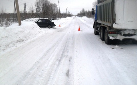 В Коми водитель фуры врезался в стоящую легковушку