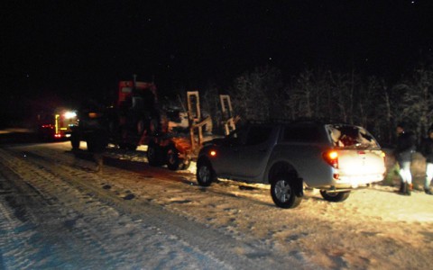 В Коми внедорожник врезался в стоящую на дороге фуру