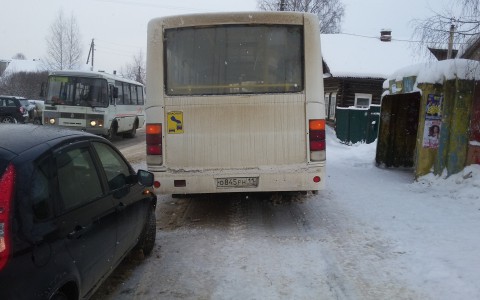 Под Сыктывкаром из-за гололеда «Лада» врезалась в автобус с людьми (фото)