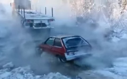 Сто автомобилей застряли на зимнике в Коми