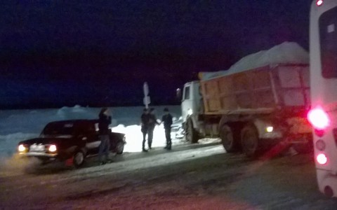 В Сыктывкаре КамАЗ со снегом врезался в ВАЗ (фото, видео)