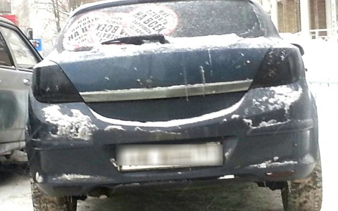 В Сыктывкаре последователи движения «СтопХам» залепили авто наклейками (фото)