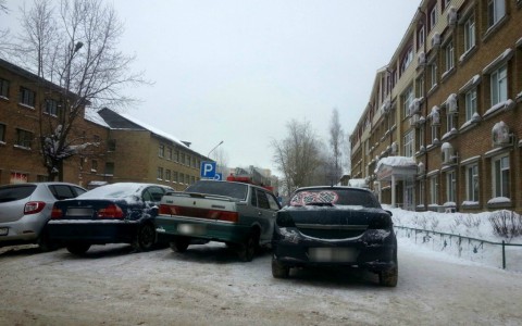 Сыктывкар за день 12 февраля: машина с наклейками «СтопХам» и лже-экстрасенс из ТВ-шоу