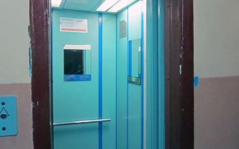 Полицейские задержали маньяка, который в лифте пристал к 12-летней девочке