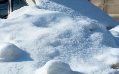 В Коми мужчине на снегоходе, который застрял в сугробе, потребовалась помощь спасателей