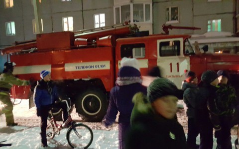 В Сыктывкаре во время просмотра тв-шоу под мужчиной загорелся диван (фото)