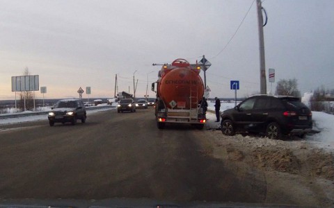 Сыктывкарец снял на видео ДТП, где внедорожник врезался в бензовоз
