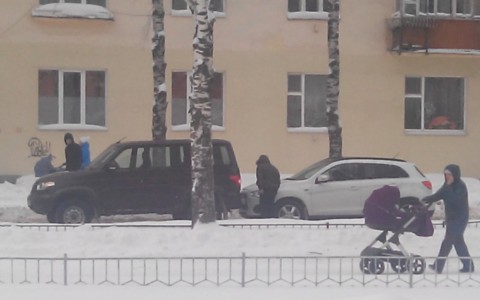 Из-за столкнувшихся иномарок в центре Сыктывкара образовалась пробка (фото)