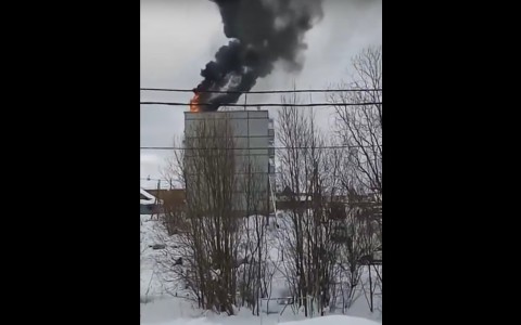 В поселке под Сыктывкаром полыхает пятиэтажный жилой дом (видео)