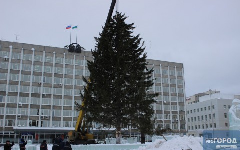 В Сыктывкаре демонтировали ледовый городок и елку (фото, видео)