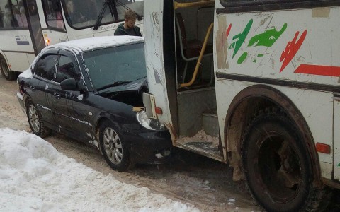 В Сыктывкаре иномарка протаранила автобус с пассажирами (фото)
