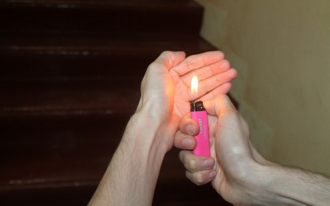 Мужчина облил возлюбленную неизвестной жидкостью и поджег