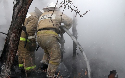 В Коми загорелась частная баня, погиб подросток