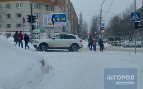 В Сыктывкаре иномарка «бортанула» другое авто и вылетела на тротуар (фото, видео)