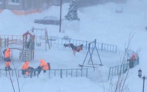 В Коми рабочие впали в детство на игровой площадке (видео)