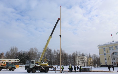 На Стефановской площади установили масленичный столб (фото, видео)