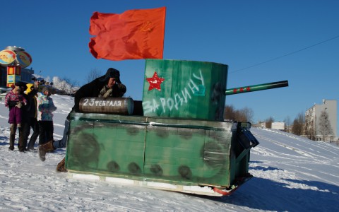 Сыктывкарцы катались с горы на картонном танке и бушующем вулкане (фото, видео)