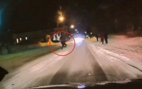 В Коми водитель едва не сбил бегущего под колеса автомобиля подростка