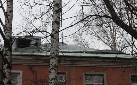 В Сыктывкаре 16-летняя девушка спрыгнула с крыши  из-за несчастной любви