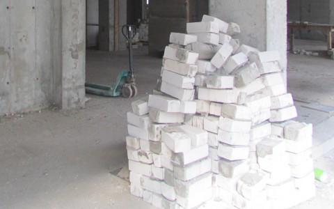 В Коми мужчины разобрали кирпичную стену и обокрали магазин