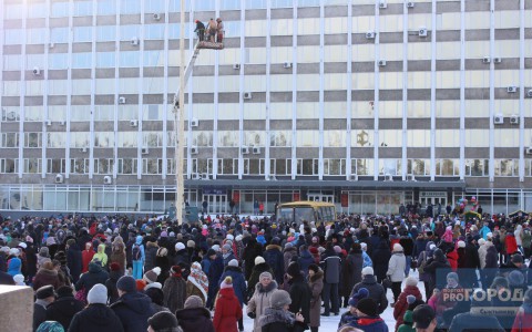 Сыктывкарцы раздирали ноги до крови на масленичном столбе (фото, видео)