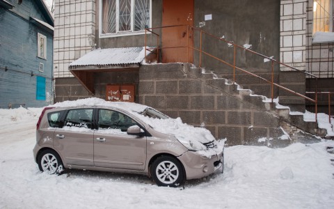 В центре Сыктывкара глыба снега разбила машину (фото)