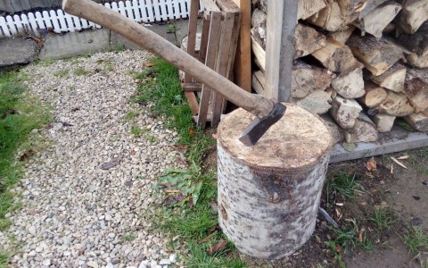 В Коми мужчина с топором набросился на друга, приехавшего в гости