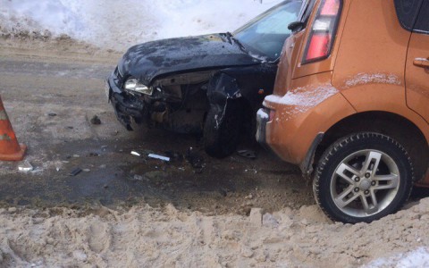В Сыктывкаре из-за столкновения одному из автомобилей разворотило крыло
