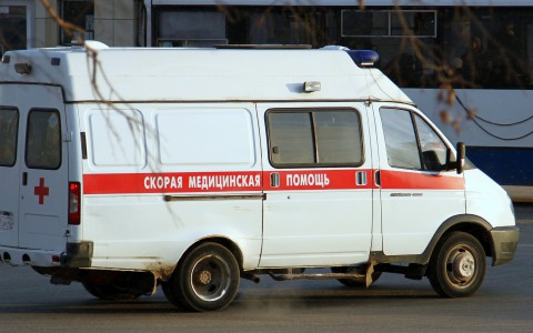 В Коми машина скорой помощи застряла на заснеженной трассе