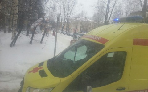 В Сыктывкаре на улице умер пожилой мужчина