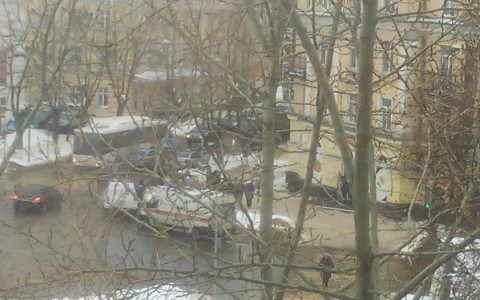 В центре Сыктывкара на прохожих упал снег с крыши