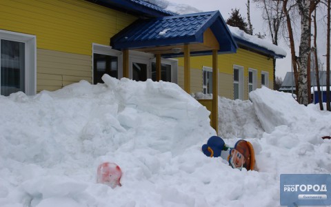 В Сыктывкаре  с крыши детсада на детей упал снег, малыши госпитализированы