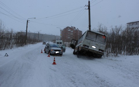 В Коми по вине «Лады» автобус влетел в столб (фото)