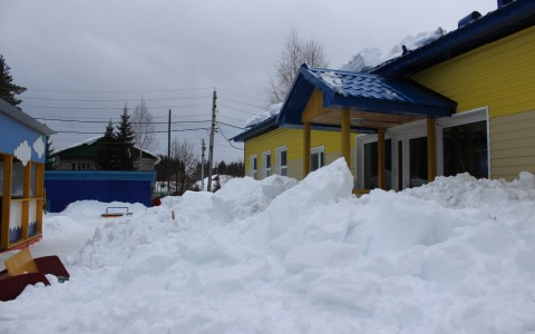 Появились подробности инцидента, когда на малышей обрушился снег в детсаду Сыктывкара