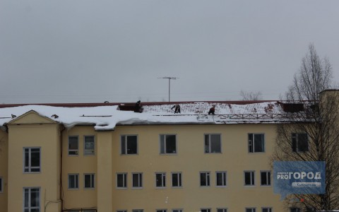 В центре Сыктывкара коммунальщики чистили крышу от снега без страховки (фото, видео)