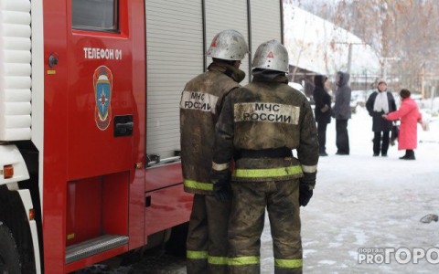 В Коми пьяные взрослые забыли трехлетнего малыша в горящем доме