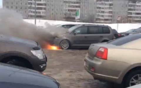 На парковке торгового центра в Сыктывкаре загорелся автомобиль (видео)
