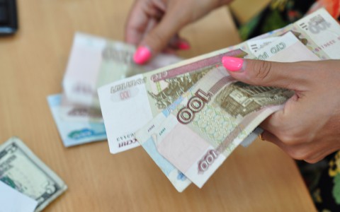 В Сыктывкаре пьющая мать забирала деньги у ребенка-инвалида