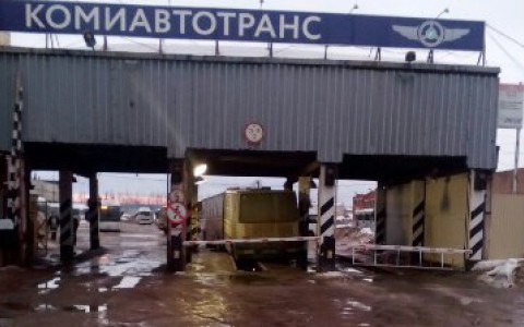 Сыктывкарский автобус провалился в смотровую яму, когда заезжал в гараж (фото)