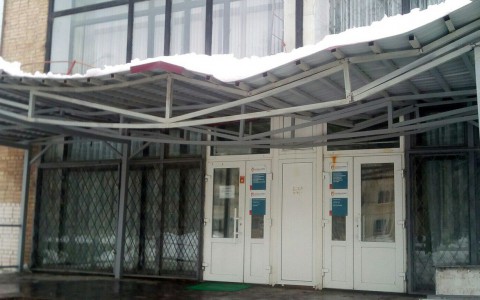 Глыба снега повредила крыльцо станции переливания крови в Сыктывкаре (фото)