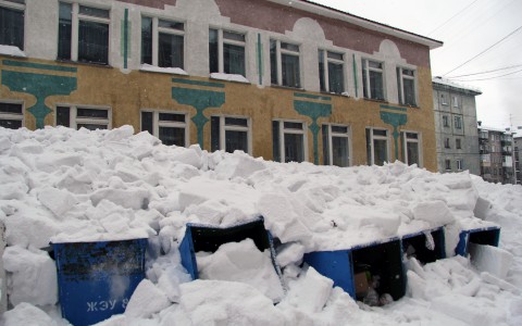В Коми огромная глыба снега сошла с крыши музыкального колледжа
