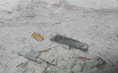 В Сыктывкаре глыба льда снесла балкон глухонемой бабушки (фото)