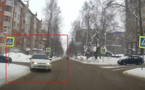 Сыктывкарцы сняли на видео, как водитель ехал навстречу потоку машин