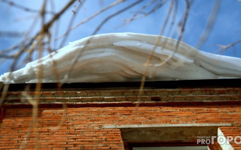 В Сыктывкаре еще двое человек пострадали от снега с крыш