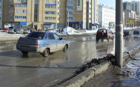 Возле одного из учебных заведений Сыктывкара запретят парковаться