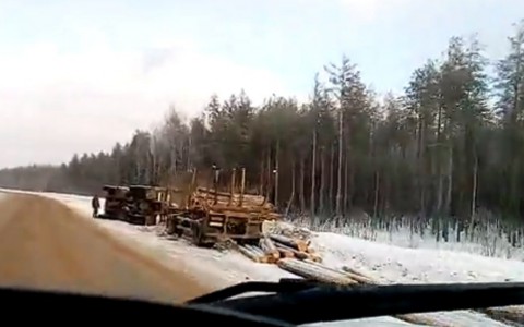 В Сыктывкаре на объездной дороге перевернулся груженый лесовоз (видео)