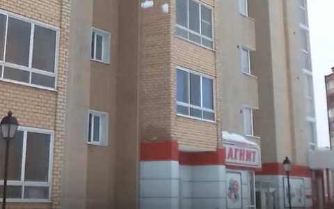 В Сыктывкаре коммунальщики скидывали снег на головы прохожих (видео)